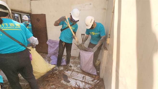 刺青师傅们帮阿涂伯修缮一个新家。（衡山行善团提供／林瑞益高雄传真）