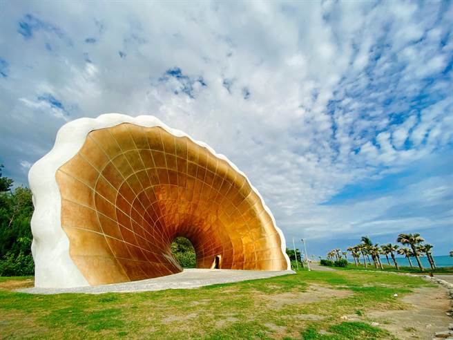 外籍游客把高雄旗津大型装置艺术「海珍珠」当成极限竞技运动场，骑着单车在内炫技，艺术装置遭刮伤，高市府观光局表示，会先以例行性保养经费予以修復。（资料照片）