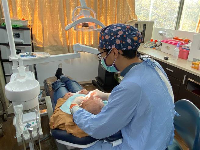 新竹市政府18日宣布放寬長輩全口假牙補助資格，將設籍年限延後是2023年1月1日即可獲補助。（陳育賢攝）