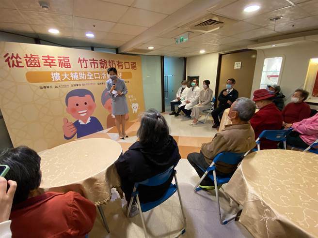 新竹市政府18日宣布放寬長輩全口假牙補助資格，將設籍年限延後是2023年1月1日即可獲補助。（陳育賢攝）