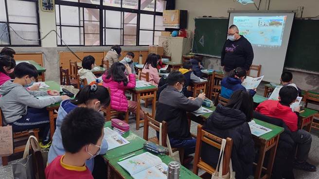 ▲學生與家長表示此項政策很不錯，可以減輕負擔，同時可以購買其他課外書增進學童能力。（基隆市教育處提供／徐佑昇基隆傳真）