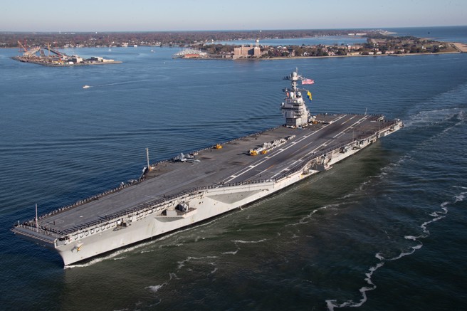 美国「福特」号（USS Gerald R. Ford，CVN-78）超级航母2022年11月26日返回维吉尼亚州诺福克海军基地（Naval Station Norfolk）的画面。（美国海军）