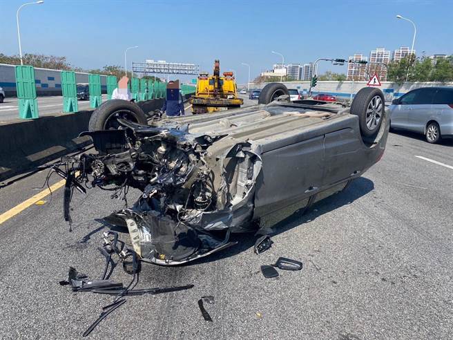 國道2號西向11.3公里今天發生20多歲王姓女子駕駛租賃車，疑似操作不當撞擊外側護欄後翻覆於內側車道而肇事。（翻攝照片）