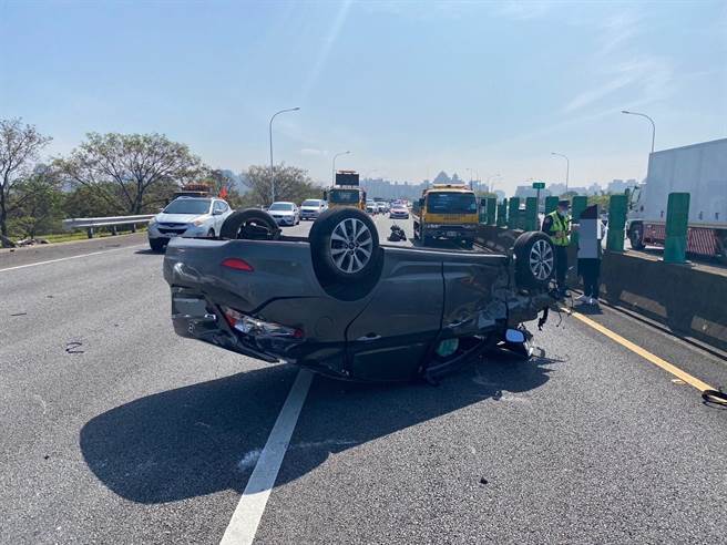 國道2號西向11.3公里今天發生20多歲王姓女子駕駛租賃車，疑似操作不當撞擊外側護欄後翻覆於內側車道而肇事。（翻攝照片）