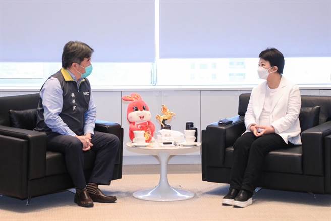 中央流行疫情指挥中心指挥官王必胜18日到台中市政府拜会市长卢秀燕，进行防疫措施讨论并交换意见。（台中市政府提供／张亦惠台中传真）