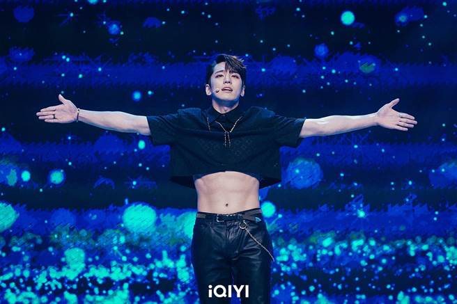 金旻奎在剧中1人分饰异世界的大神官「伦布里」以及捧不红的偶像团体「禹延宇」2角。（爱奇艺国际站提供）