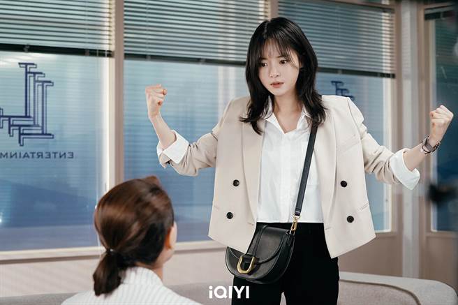 高甫洁在剧中从金旻奎的站姐变成经纪人。（爱奇艺国际站提供）
