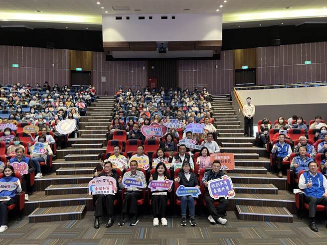 云林县政府推动村里干事社工化，化身「最接地气社工」照护弱势家户。（云林县政府提供／张朝欣云林传真）