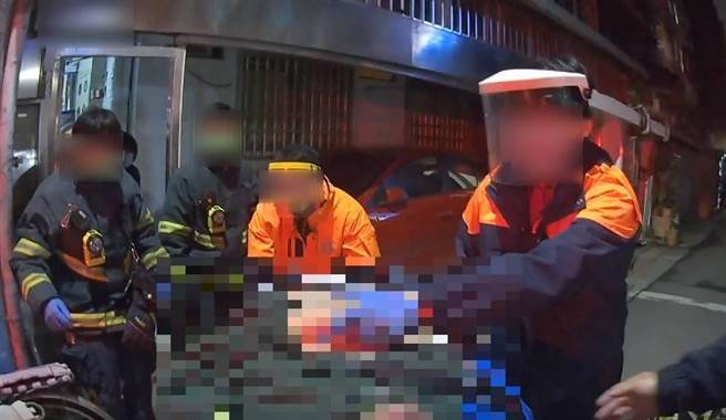 警消破門將陷入昏迷的袁男送醫急救。（翻攝照片／林郁平台北傳真）
