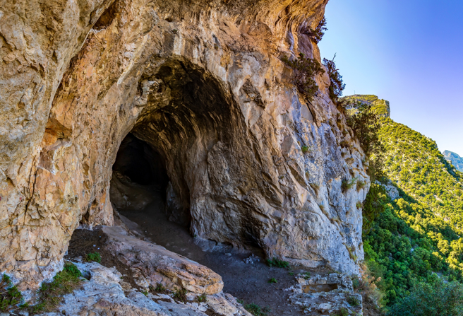 大陆一名男子伙同3人抢劫加油站，为了躲避警方的追捕，他竟躲到山洞里生活长达14年。(示意图/达志影像)
