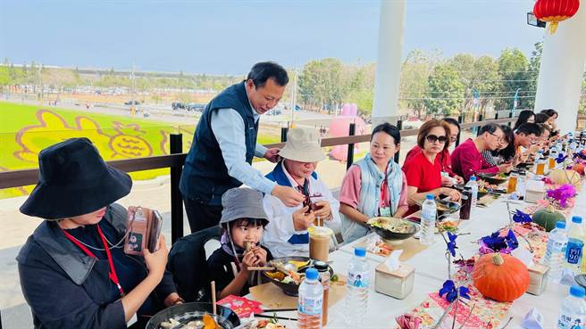 屏东热博欣赏彩稻吃美食，午仔、石斑皆入菜。(屏县府提供)