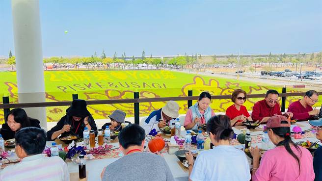 屏东热博欣赏彩稻吃美食，午仔、石斑皆入菜。(屏县府提供)