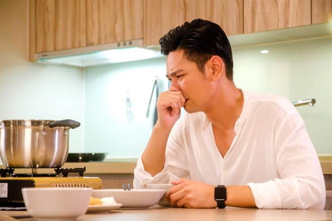 杨子仪剧中悲从中来痛苦。（公视台语台提供）