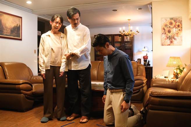 张耀仁附身杨子仪跪别父母。（公视台语台提供）