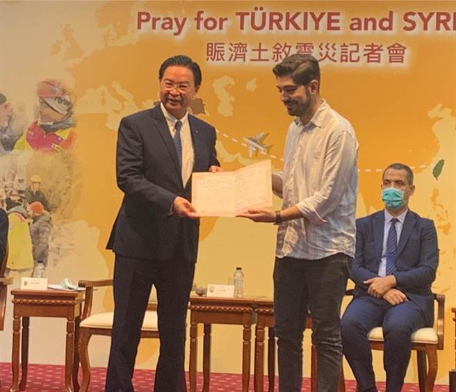 外交部長吳釗燮今出席賑濟土敘賑災」記者會，收下在台土耳其僑民的聯名感謝。（楊孟立攝）