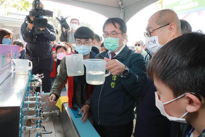 台南市长黄伟哲参加节水宣导竞赛活动，说明台南水库水可撑到8月底。（台南市政府提供／程炳璋台南传真）