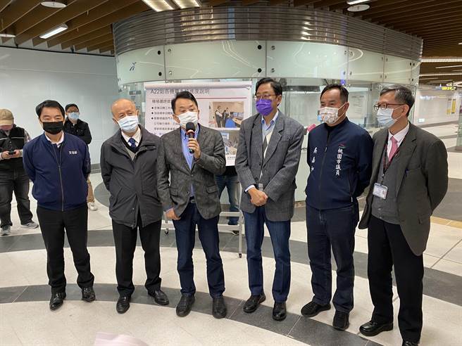 国民党立委鲁明哲（左三）表态会争取连任。图为日前协调机捷老街溪站过程。（本报资料照）