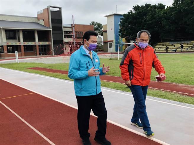 金门县长陈福海(左)至述美国小巡访，校长杨恭墉(右)陪同并提出校园整建规画。(图／金门县政府提供)