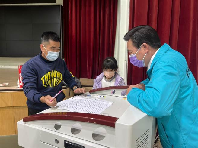 陈福海(右)关心老师的教学情形及学生的学习状况。(图／金门县政府提供)