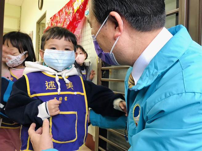 陈福海(右)表示教育需从小扎根，成长后才能有更大的发展机会。(图／金门县政府提供)