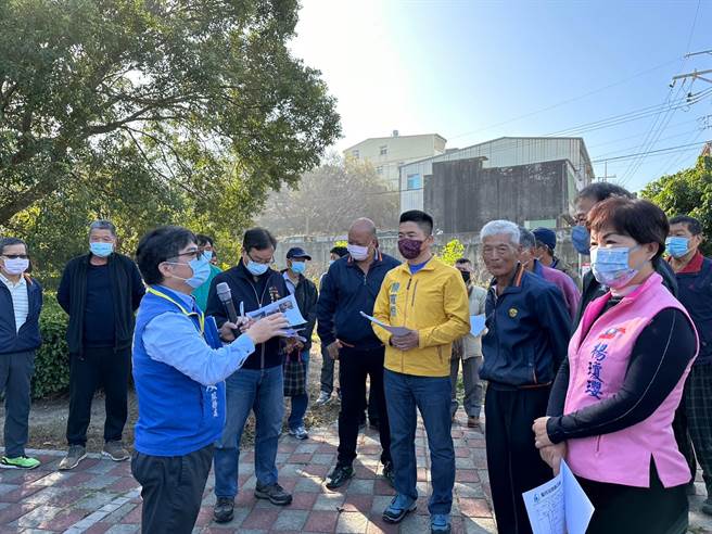 台中大肚區歐香社區旁農地因知高圳渠道堵塞，影響下游農田灌溉用水已多年無法耕作，前立委顏寬恒透過立委楊瓊瓔召集相關單位，18日於大肚新興里綠能公園進行會勘。（顏寬恒辦公室提供／潘虹恩台中傳真）