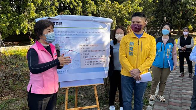 台中大肚區歐香社區旁農地因知高圳渠道堵塞，影響下游農田灌溉用水已多年無法耕作，前立委顏寬恒透過立委楊瓊瓔召集相關單位，18日於大肚新興里綠能公園進行會勘。（顏寬恒辦公室提供／潘虹恩台中傳真）