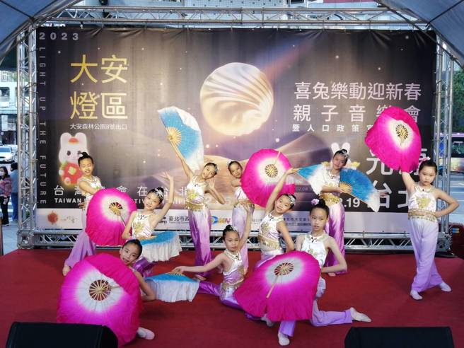 建安国小舞蹈队以民俗舞蹈表演做为开场。(大安区公所提供)