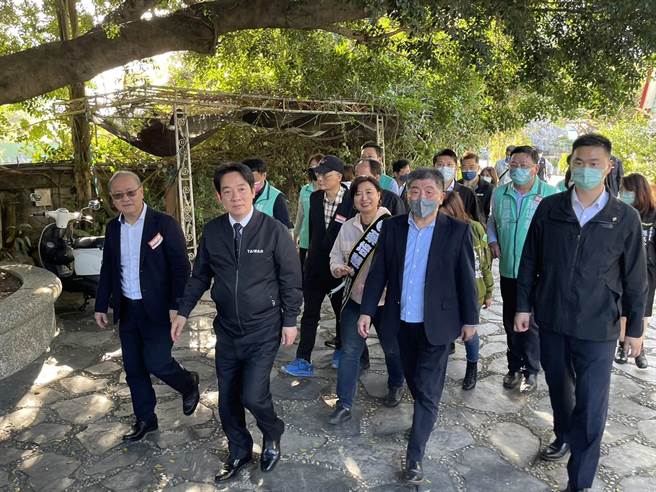 赖清德袂卫福部前部长陈时中，出席立委补选候选人蔡培慧的百工百业造势大会。（杨静茹摄）