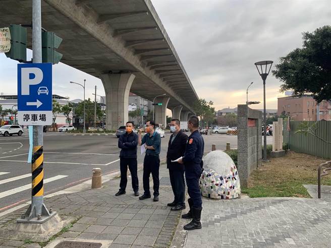 台中市政府警察局太平分局分局长蔡庆星近日率员针对辖内前10大易肇事路口实地会勘。（太平警分局提供／潘虹恩台中传真）