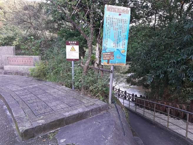 虎豹潭周遭均已由公所设置加强警示牌面，请民眾留意山洪暴发前兆。（新北市政府提供／徐佑升新北传真）
