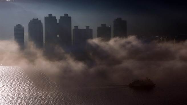 今天傍晚雾锁关渡大桥，特殊景象如电影特效。（邓博仁摄）