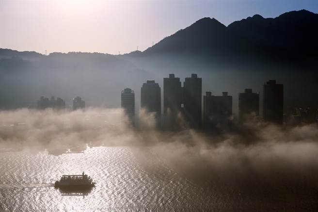 今天傍晚雾锁关渡大桥，特殊景象如电影特效。（邓博仁摄）