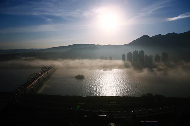 今天傍晚雾锁关渡大桥，特殊景象如电影特效。（邓博仁摄）