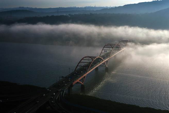 今天傍晚雾锁关渡大桥，特殊景象如电影特效。（邓博仁摄）