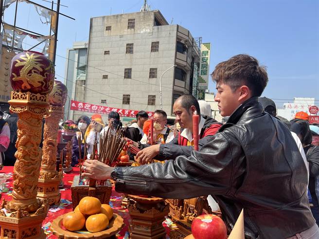 黄新皓到北港参与白沙屯妈祖徒步进香盛事。（黄新皓提供）