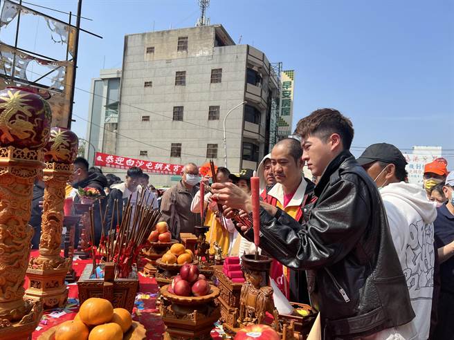 黄新皓到北港参与白沙屯妈祖徒步进香盛事。（黄新皓提供）