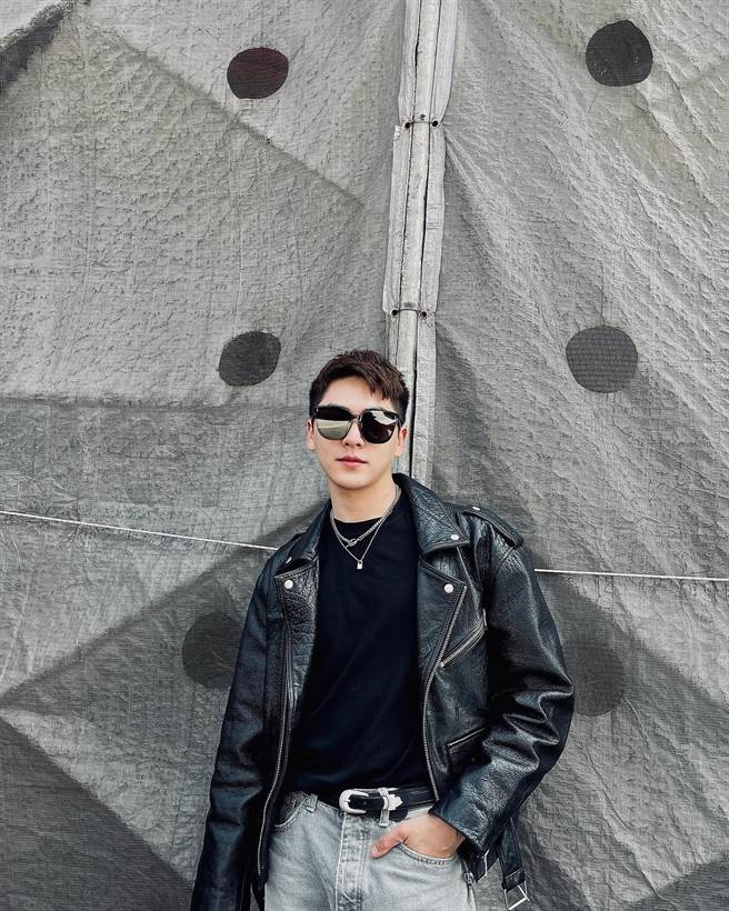 黄新皓一身酷帅参与白沙屯妈祖徒步进香。（黄新皓提供）