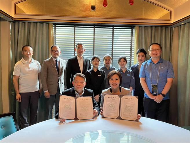 国立高雄餐旅大学校长陈敦基与JW万豪协理Alice Lee签定MOU，后排3位女学生为高餐大实习生。（国立高雄餐旅大学提供／崔正纲高雄传真）