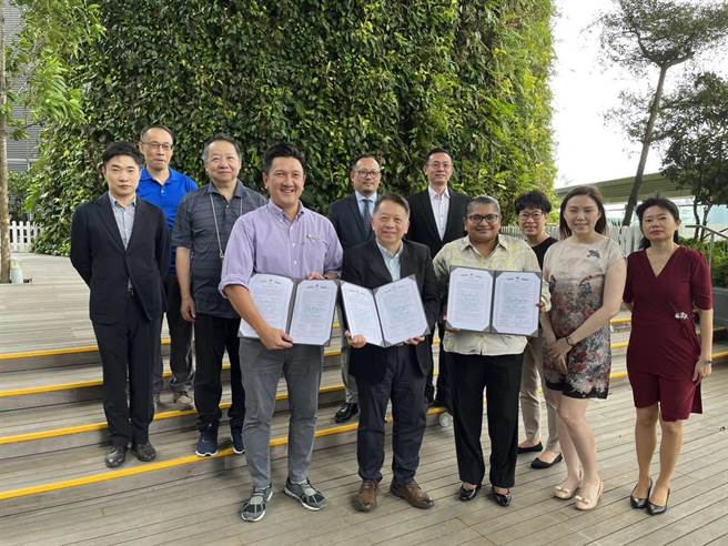 国立高雄餐旅大学校长陈敦基与香格里拉集团旗下饭店总经理Mr. Allen Khoo、Ms. Vathsala Subramaniam签定MOU。（国立高雄餐旅大学提供／崔正纲高雄传真）