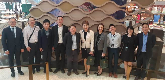 国立高雄餐旅大学校长陈敦基与金沙酒店副总经理Juliette Lim，双方洽谈实习就业合作。（国立高雄餐旅大学提供／崔正纲高雄传真）