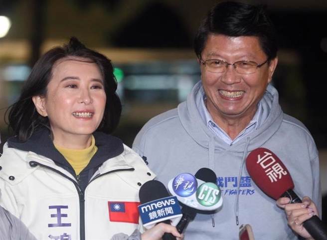 媒体人黄暐瀚认为，让谢龙介以不分区立委身分持续在台南经营选区，是最好的选择。图为谢龙介陪同王鸿薇扫街。（资料照片）