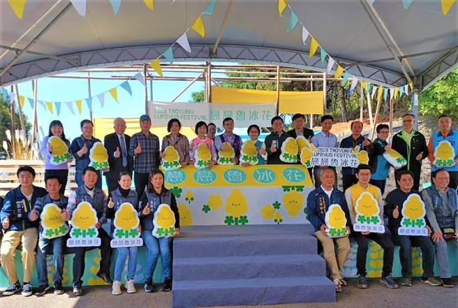 桃园市2023恋恋鲁冰花活动记者会现场贵宾大合照。（客家局提供／蔡明亘桃园传真）