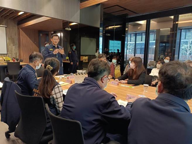 淡水警分局昨(17)日下午由分局长陈保绪率副分局长、防治组、侦查队及水碓派出所长举办治安座谈会，深入社区与民眾面对面交流、宣导。(黄敬文翻摄)
