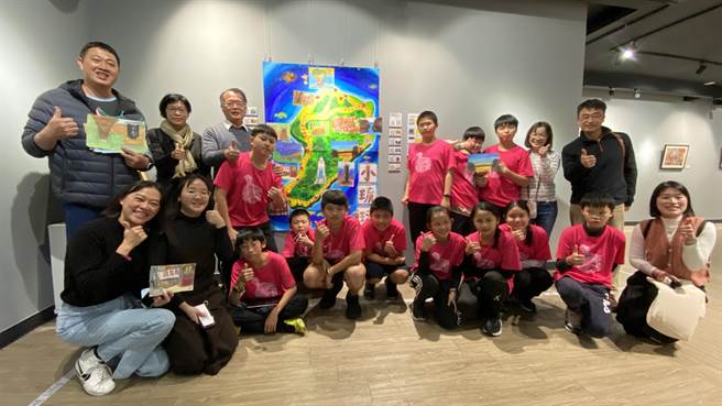 多年国小「跨艺AR-探秘小琉球」学生美展正于县文化局展出，欢迎前往体验AR的无限乐趣。(于家麒摄)