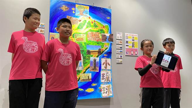 同学们轮流介绍自己拍摄的影片与制作过程，勇敢走出属于自己的跨域美感学习。(于家麒摄)