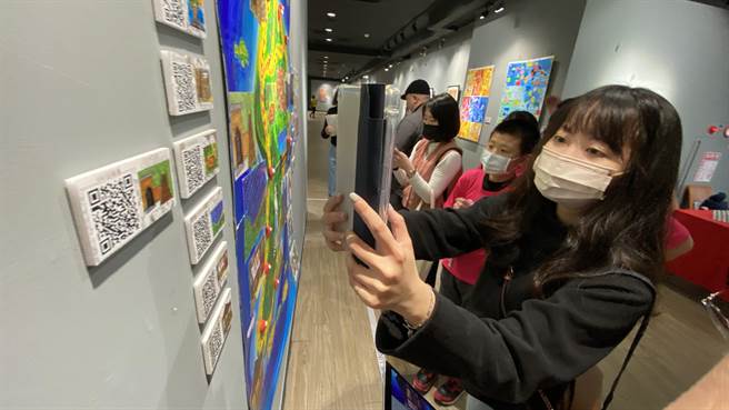 透过EyeJack Creator软体扫描画作对应的QRCODE，就可与学生自制的影音景点简介做连结。(于家麒摄)