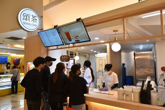 南台湾就有一家原本专攻焦糖布蕾饮料的业者，进军大卖场成立新店。（柯宗纬摄）