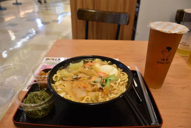 颂茶进军大卖场成立新店，并升级加卖锅烧麵。（柯宗纬摄）