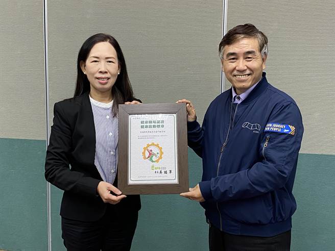 卫生局代理局长李金治(左)颁发证书予航站主任洪念慈(右)，肯定航站推动职场菸害防制暨健康促进工作的丰硕成果。(于家麒摄)