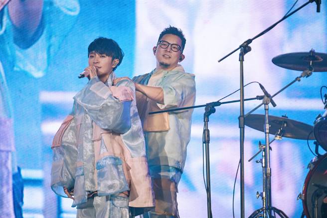 青峰在台上唱到落枕，小威帮他按摩肩膀。（环球音乐提供）